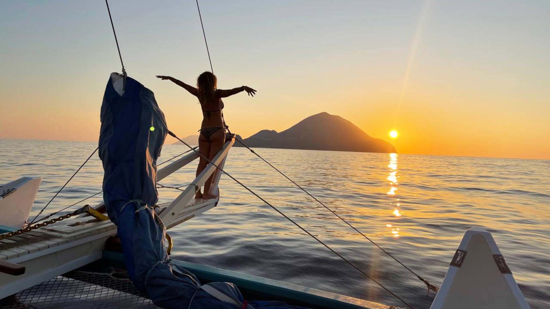 tramonti alle isole eolie a bordo di un catamarano