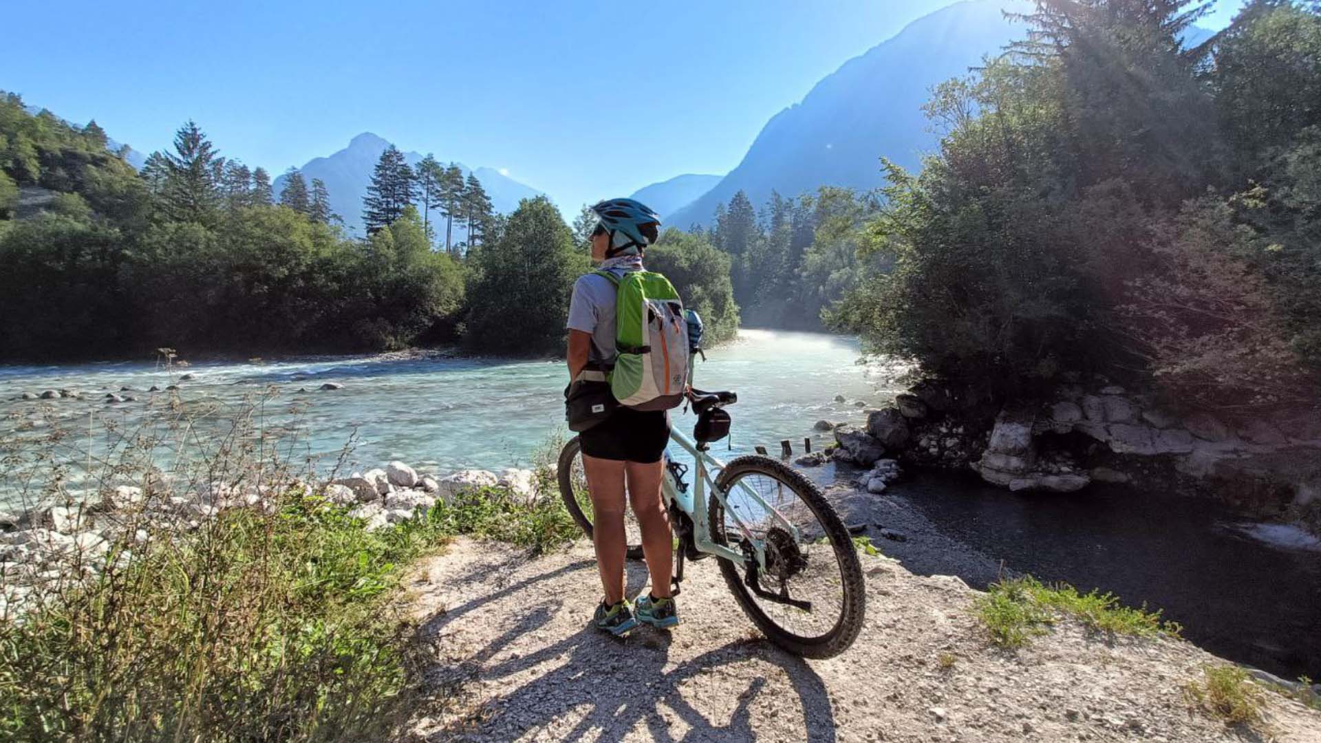 Cicloturisti Jonas lungo la ciclabile dell'Isonzo tra Gorizia e Nova Gorica