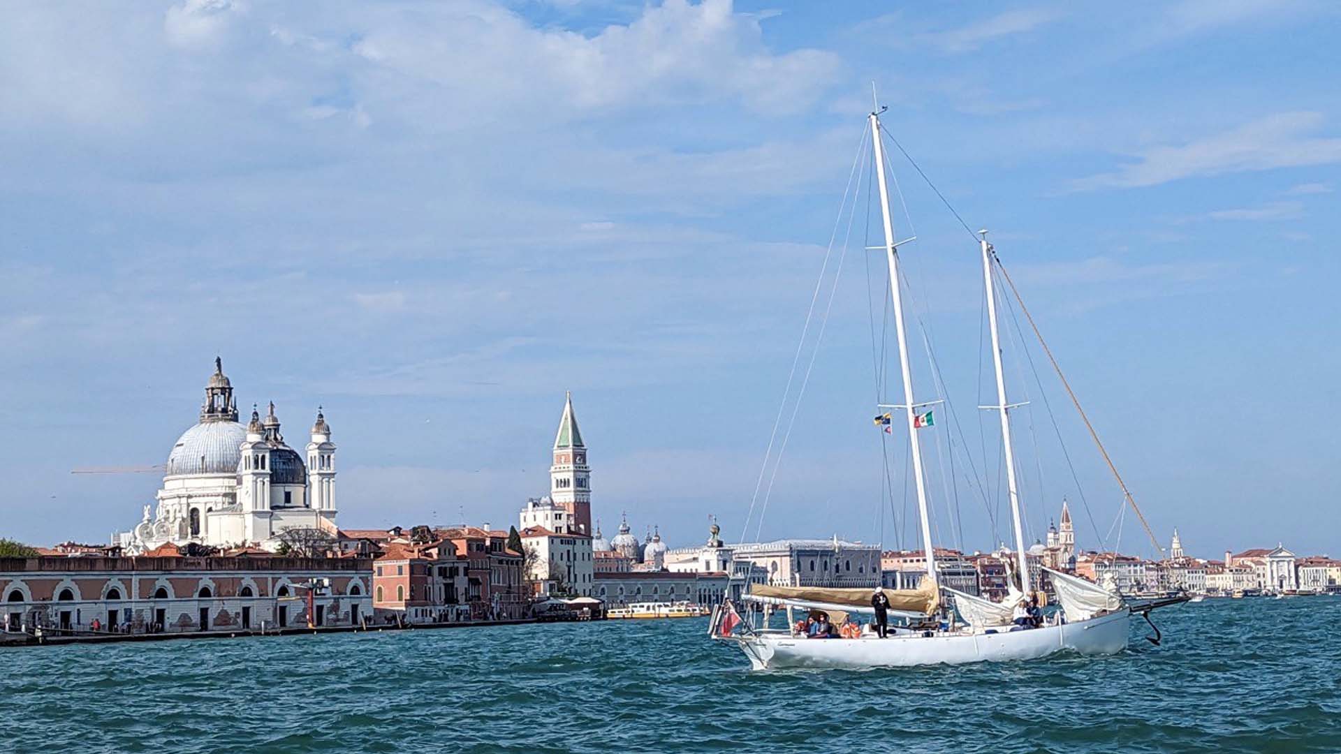 Barca a vela con skipper a Venezia