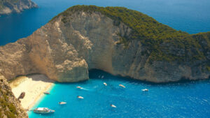 sbarco alla spiaggia di Navagio per visitare il relitto