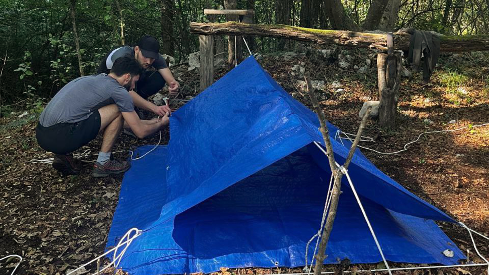 corso di sopravvivenza in veneto, imparare a costruire un rifugio