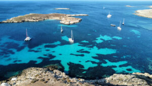 baia delle isole egadi in barca a vela in estate