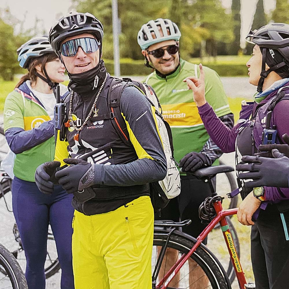 Long_bike_group_along_the_Romea_Strata