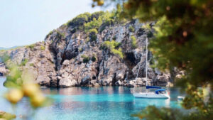 barca in una baia di ibiza