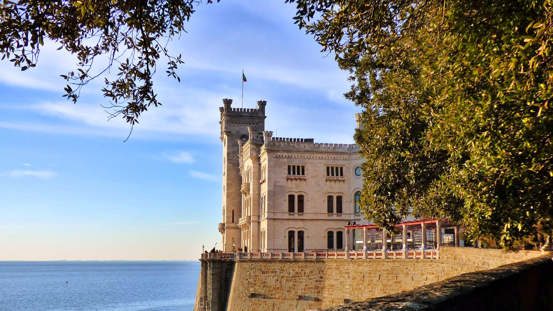 Castello di Miramare affacciato sul mare vicino a Trieste